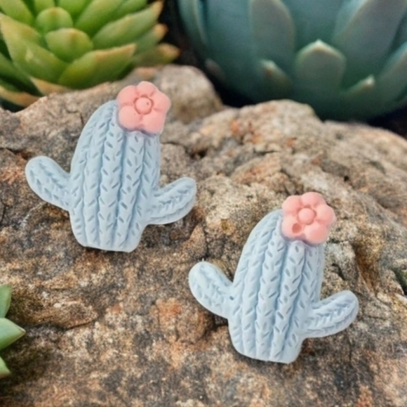 Modcloth Acrylic Cactus Stud Earrings 1 9$
